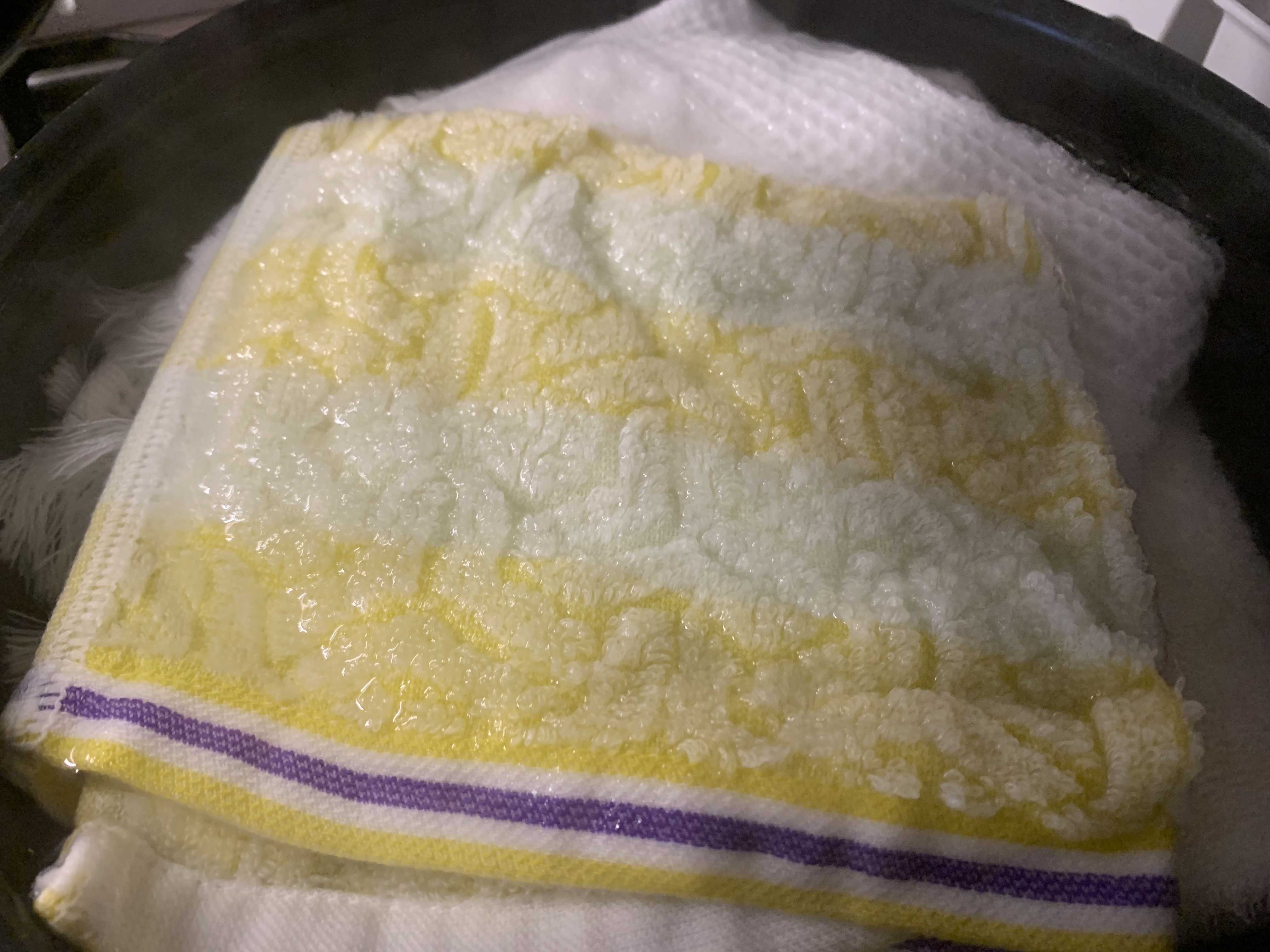 タオルを煮込んでいる様子